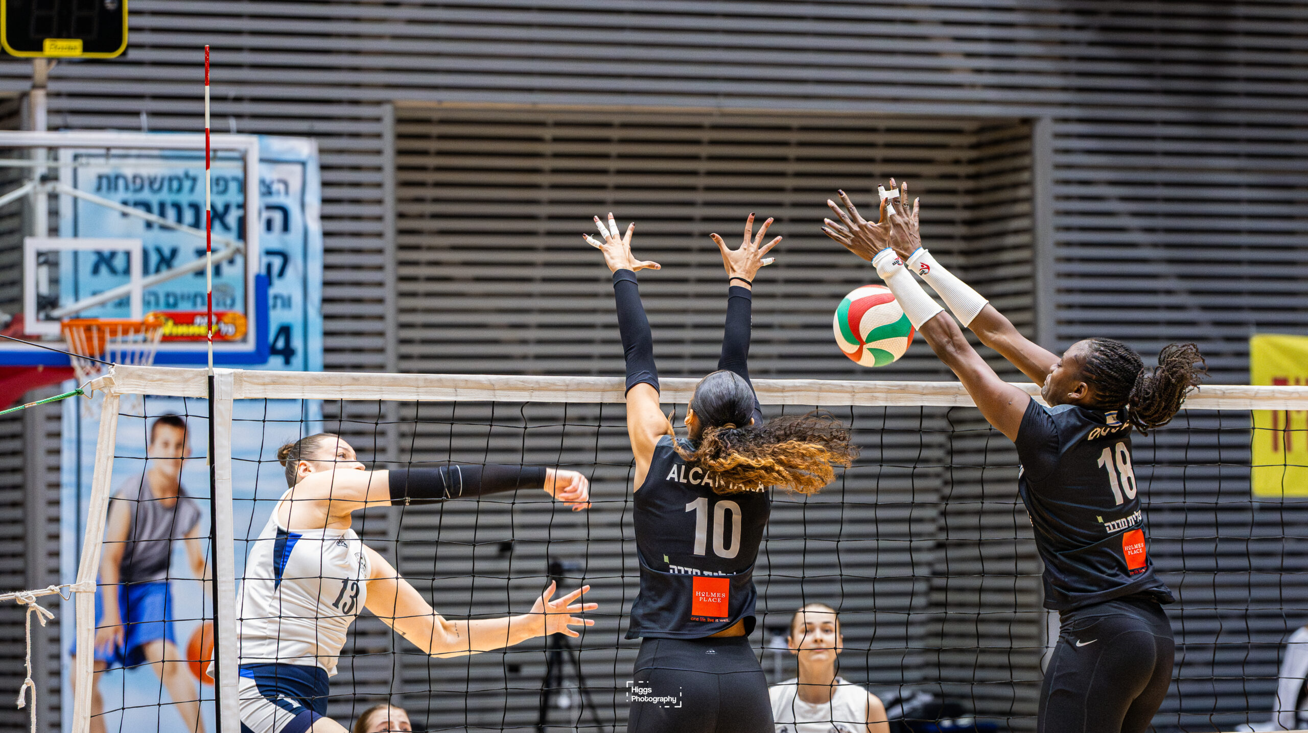 חדרה שולטת: ניצחון חוץ ועלייה זמנית לפסגה